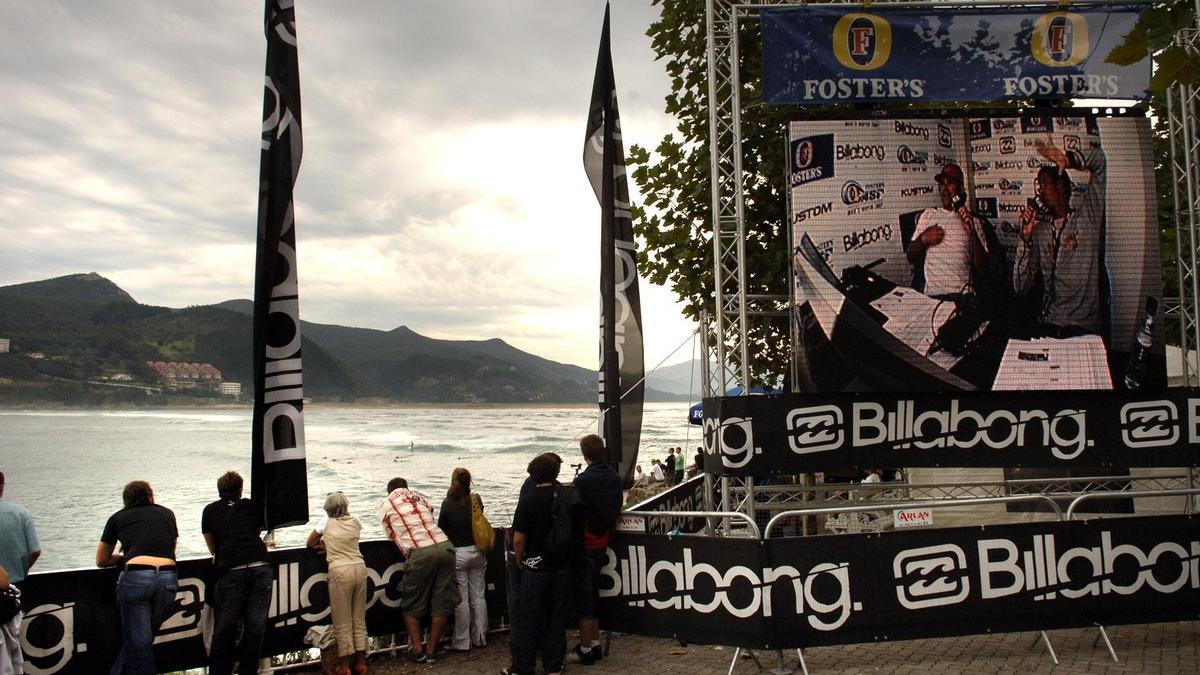 Imagen de un campeonato de surf patrocinado por Billabong.