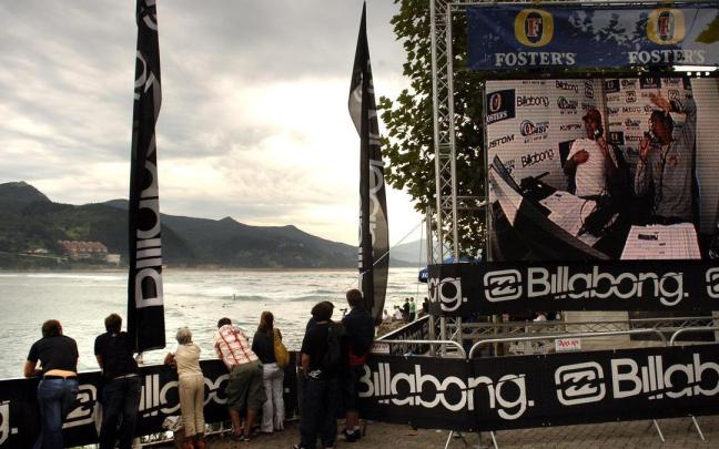 Imagen de un campeonato de surf patrocinado por Billabong.
