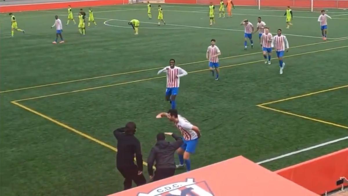 Jugadores y cuerpo técnico, tras el gol del Moscardó.