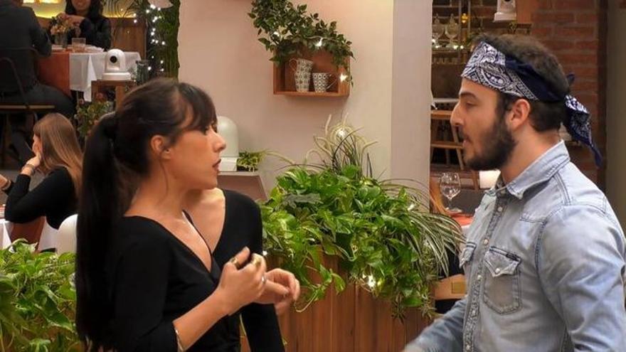 Las camareras de 'First Dates', hablando con Alex
