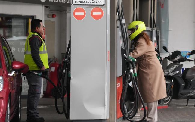 Una persona echa combustible.