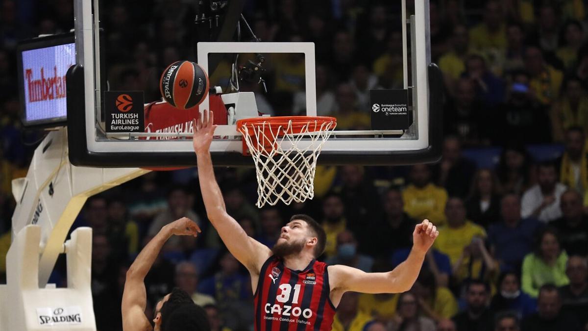 Giedraitis trata de poner un tapón, durante el partido ante el Maccabi en Tel Aviv