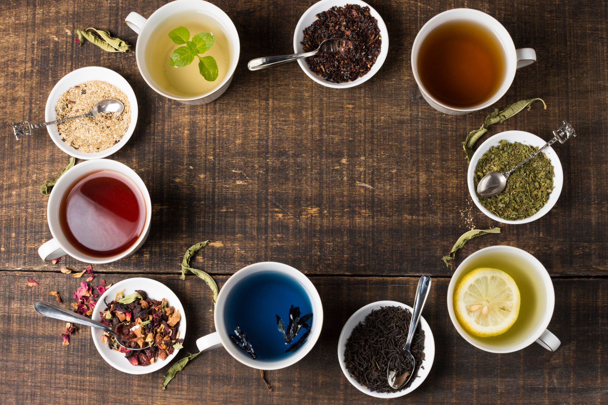Tazas de té de distintos colores dispuestas en círculo.