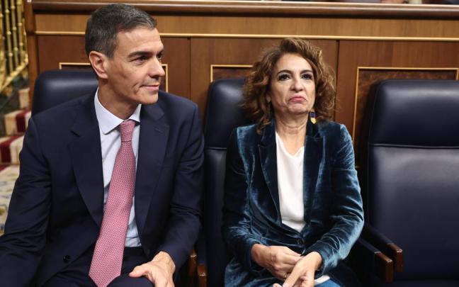 El presidente del Gobierno, Pedro Sánchez, y la vicepresidenta primera y ministra de Hacienda, María Jesús Montero, durante una sesión de control al Gobierno, en el Congreso de los Diputados.