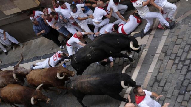 En imágenes: Peligroso y rápido cuarto encierro de los Sanfermines con toros de Álvaro Núñez
