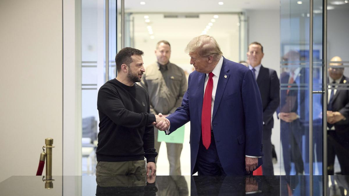 Zelenski y Trump se saludan durante un encuentro pasado.