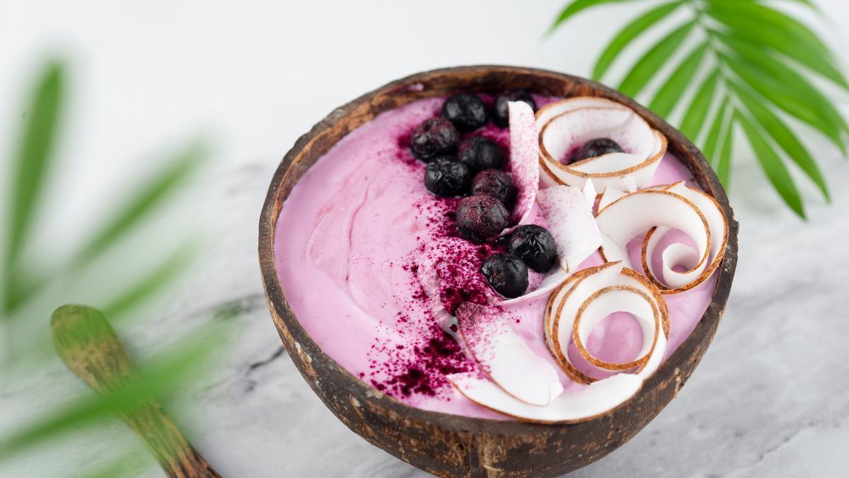 Smoothie bowl cremoso de la fruta tropical repleta de colágeno.