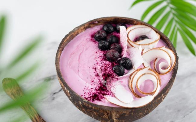 Smoothie bowl cremoso de la fruta tropical repleta de colágeno.