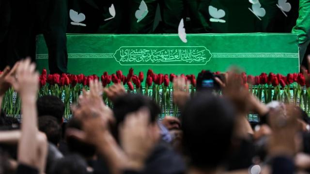 El cuerpo de Alí Jamenei llega a la mezquita Gran Mosalla de Teherán de cara al inicio de los funerales.