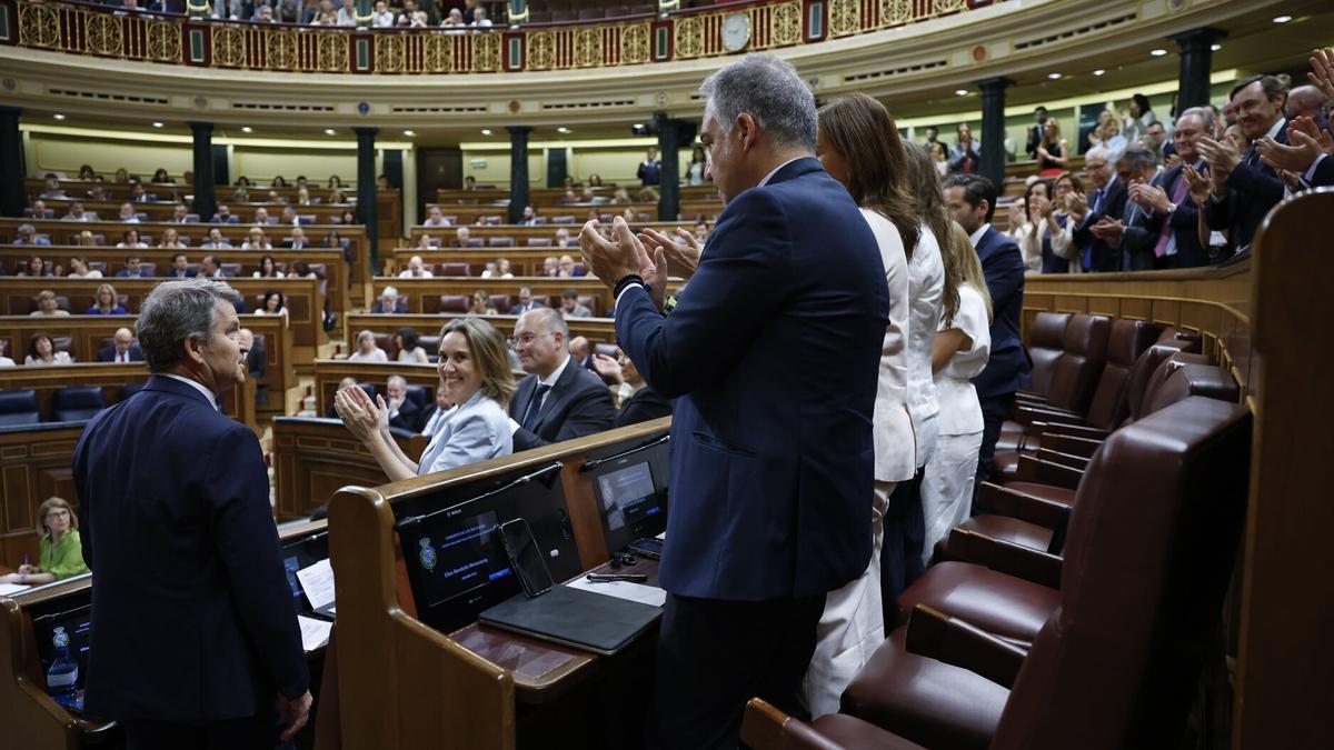Feijóo, aplaudido por sus compañeros de partido entre gritos de "dimisión" contra Sánchez.