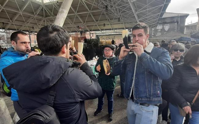 Albokaris animando la pasada feria de San Blas en Laudio