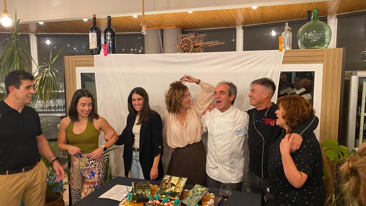 Momento de la celebración del sábado pasado: Mikel Bermejo disfruta con su familia.