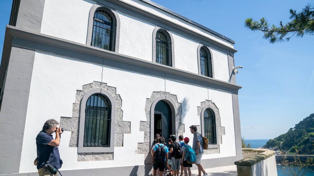 Un grupo de escolares entra en la casa del faro de la isla para ver Hondalea.