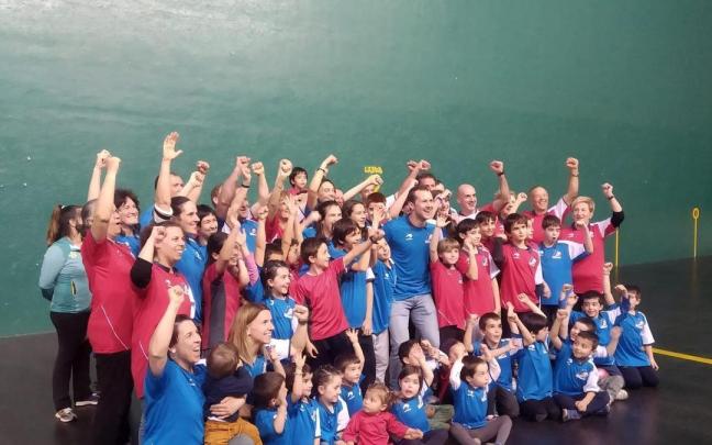 Los aficionados de Mallabia junto a Aitor Elordi.