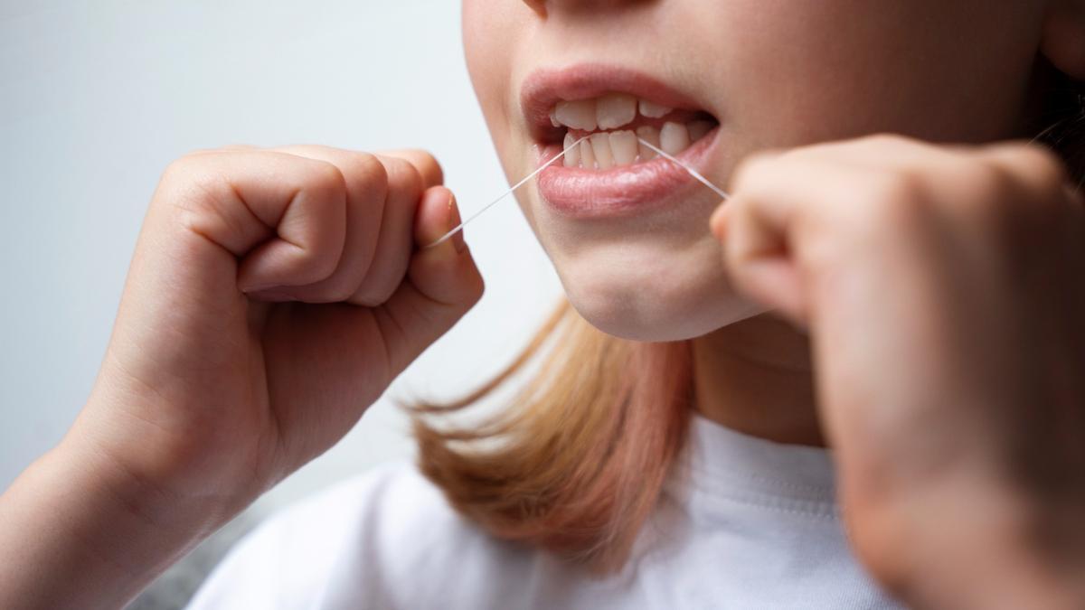 El hilo dental es necesario para llevar a cabo una limpieza total de los dientes
