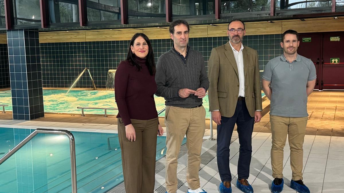 La diputada de Deporte, Leixuri Arrizabalaga, y el alcalde de Ugao, Ekaitz Mntzaka, en su visita a las piscinas renovadas