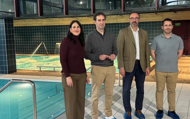 La diputada de Deporte, Leixuri Arrizabalaga, y el alcalde de Ugao, Ekaitz Mntzaka, en su visita a las piscinas renovadas