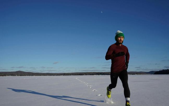 Una persona hace running en invierno
