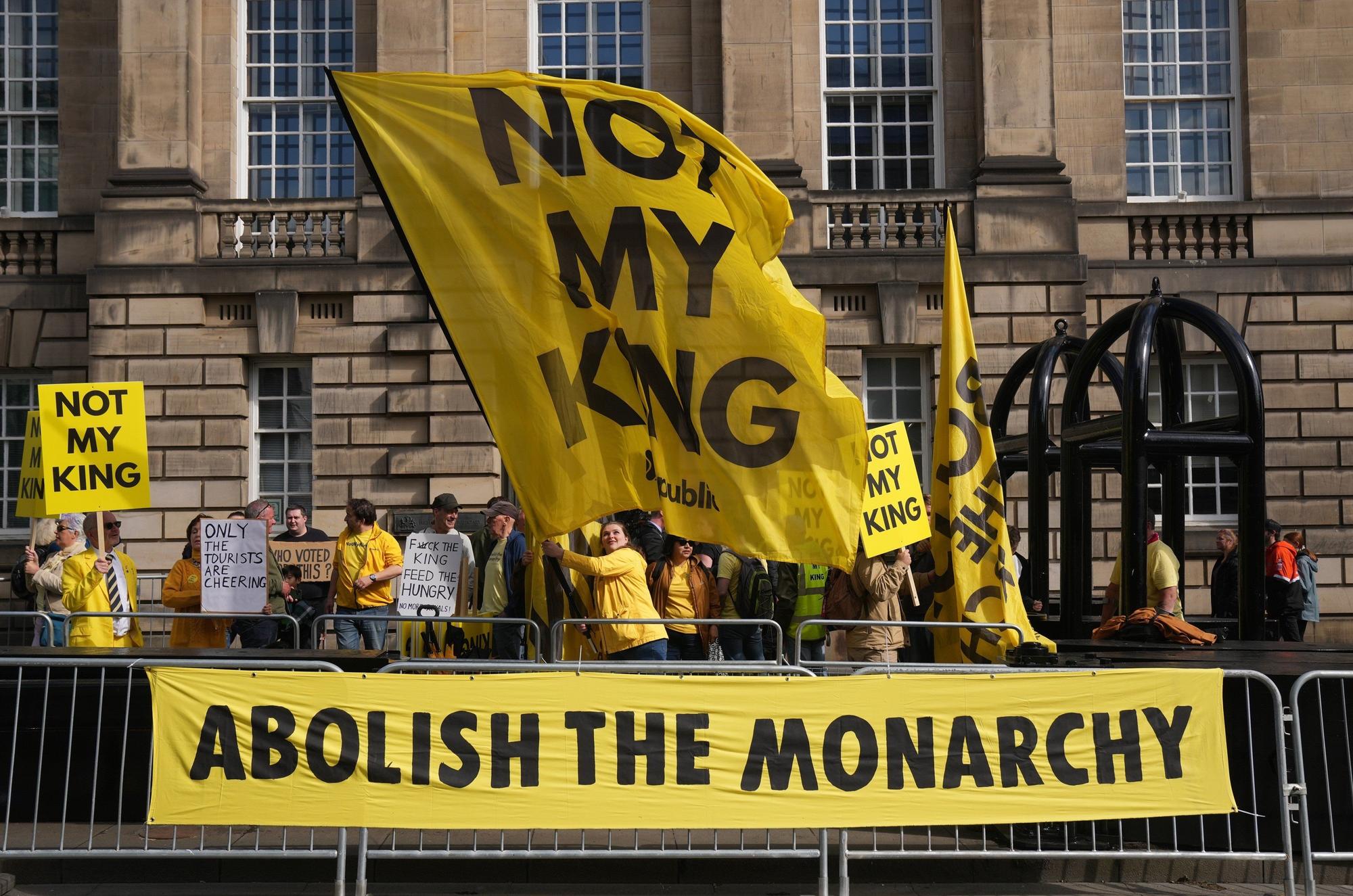 Protestas en las calles de Edimburgo ante la coronación de Carlos III.