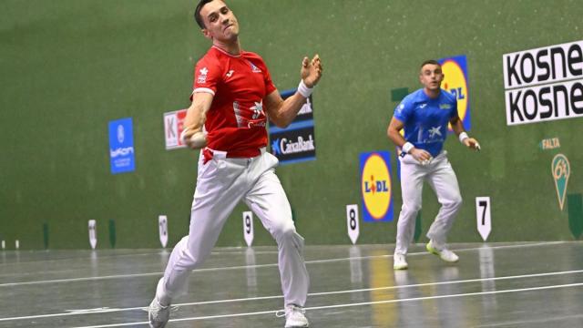 En imágenes: Javier Zabala supera a Iker Larrazabal en el Manomanista en el partido disputado en el frontón del Club Deportivo de Bilbao.
