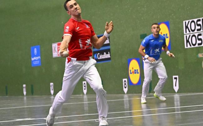 En imágenes: Javier Zabala supera a Iker Larrazabal en el Manomanista en el partido disputado en el frontón del Club Deportivo de Bilbao.