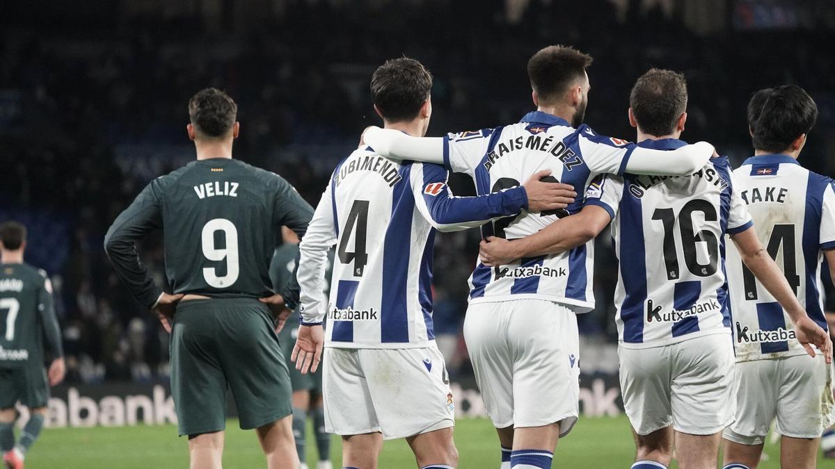 Zubimendi, Brais y Olasagasti, tras el gol del gallego que significó el triunfo el domingo ante el Espanyol. / RUBÉN PLAZA