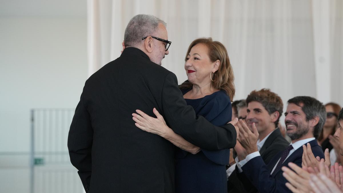 El director Félix Sabroso (i) y la actriz Carmen Machi (d) durante la ceremonia.