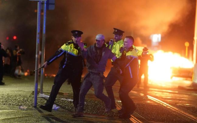 Uno de los detenidos durante los disturbios en Dublín. Uno de los detenidos durante los disturbios en Dublín.