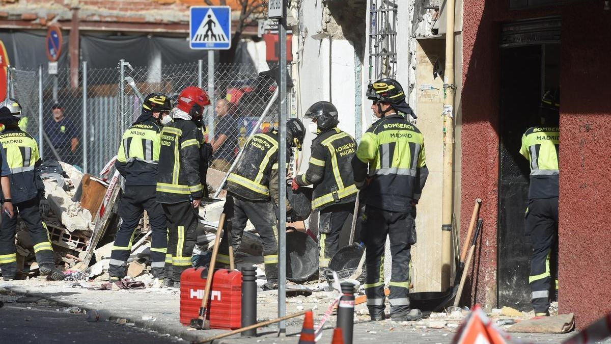 Los bomberos de Madrid en el bar de Vallecas donde se produjo la explosión este sábado.