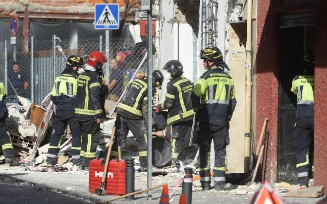 Los bomberos de Madrid en el bar de Vallecas donde se produjo la explosión este sábado.