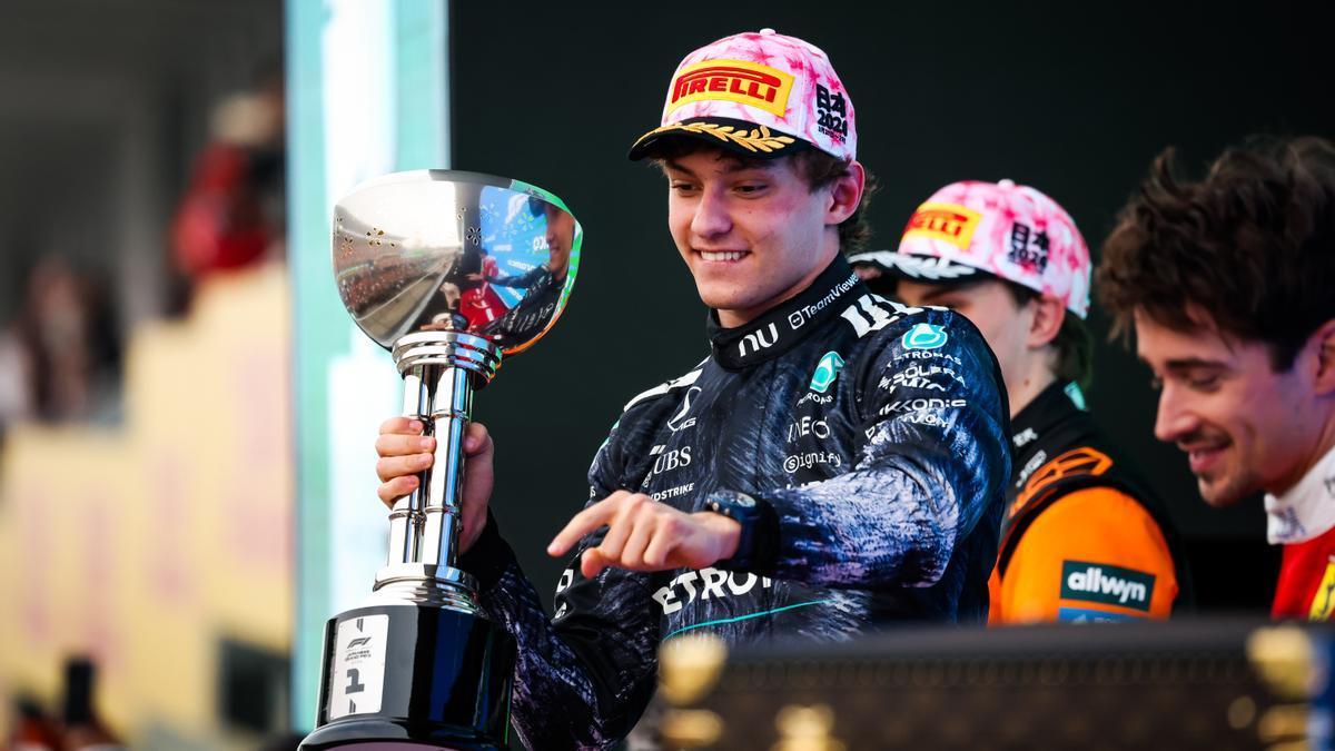 El piloto italiano Kimi Antonelli, celebra su triunfo en el GP de Japón de 2026.