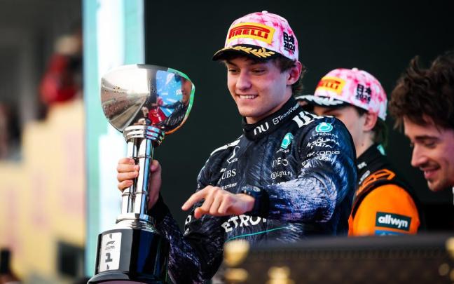 El piloto italiano Kimi Antonelli, celebra su triunfo en el GP de Japón de 2026.
