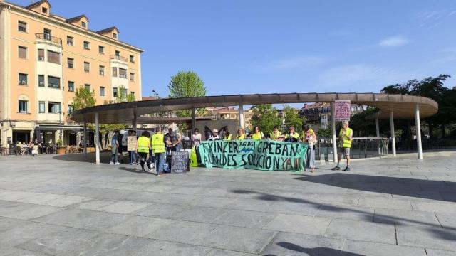 Trabajadores en huelga de Txingudiko Zerbitzuak en la Plaza San Juan