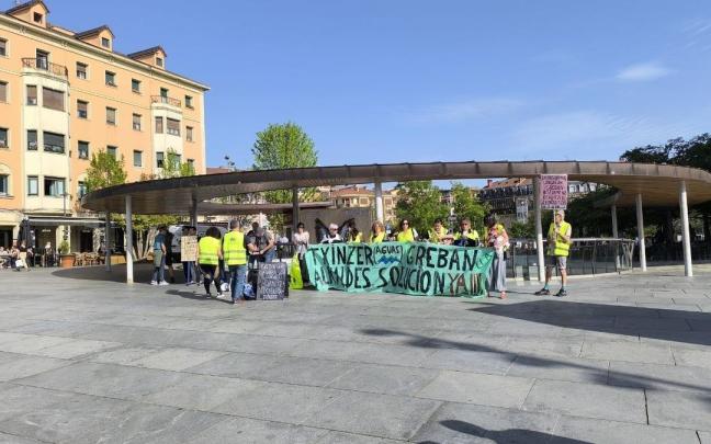 Trabajadores en huelga de Txingudiko Zerbitzuak en la Plaza San Juan