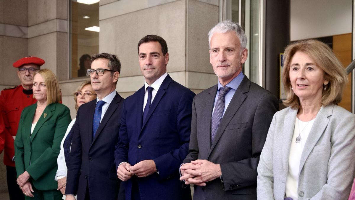 Imanol Pradales (c), acude a la Apertura del Año Judicial 2025-2026, junto al ministro de Justicia, Félix Bolaños (2i), y el presidente del TSJPV, Iñaki Subijana (2d).