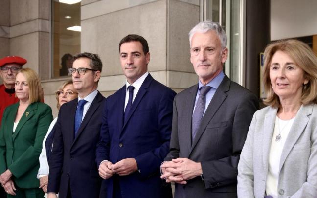 Imanol Pradales (c), acude a la Apertura del Año Judicial 2025-2026, junto al ministro de Justicia, Félix Bolaños (2i), y el presidente del TSJPV, Iñaki Subijana (2d).