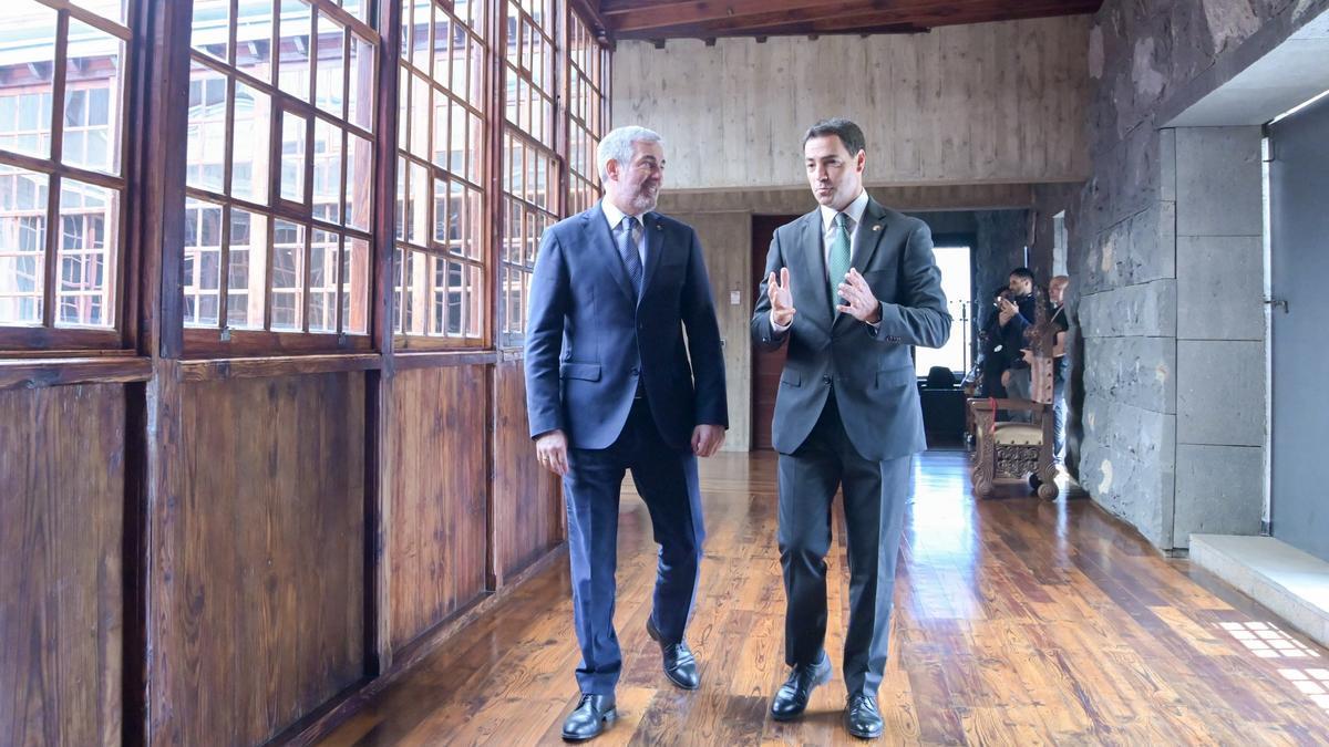 El presidente del Gobierno de Canarias, Fernando Clavijo, y el lehendakari Imanol Pradales.
