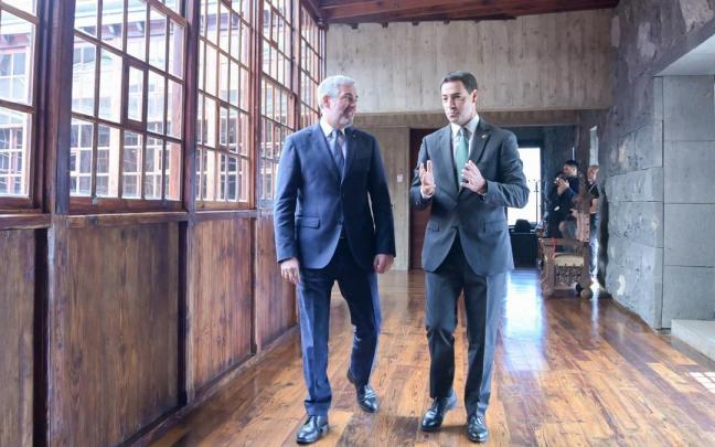 El presidente del Gobierno de Canarias, Fernando Clavijo, y el lehendakari Imanol Pradales.