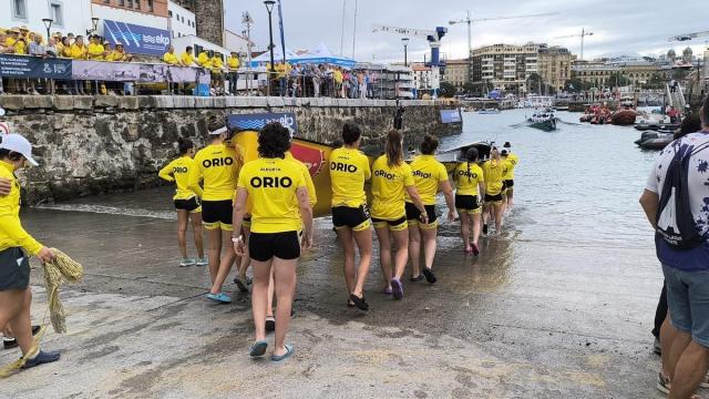 La Txiki de Orio baja la rampa del puerto de Donostia