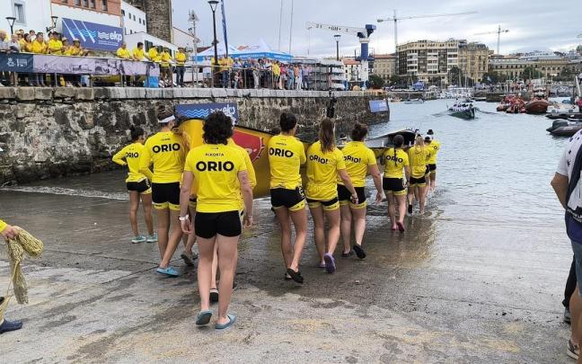 La Txiki de Orio baja la rampa del puerto de Donostia