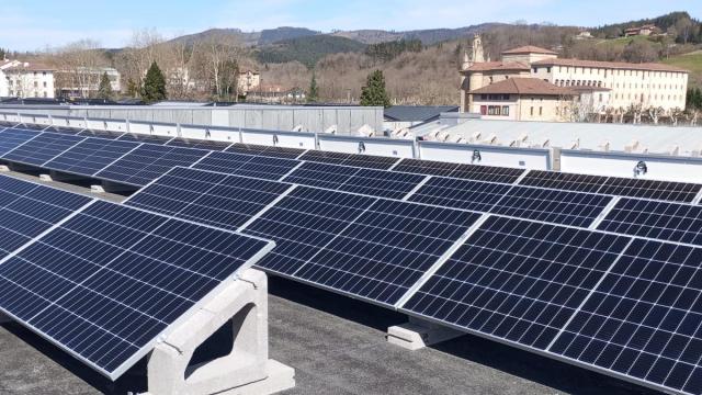 Placas solares instaladas en la escuela pública de Larrea, una de las nuevas apuestas por la energía limpia en Amorebieta-Etxano