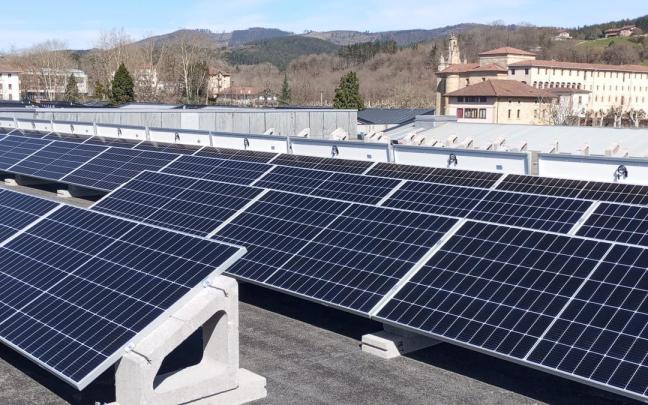 Placas solares instaladas en la escuela pública de Larrea, una de las nuevas apuestas por la energía limpia en Amorebieta-Etxano