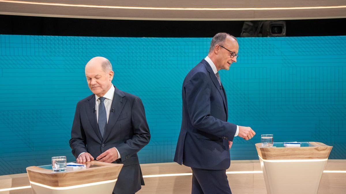 Olaf Scholz, y su rival, Friedrich Merz, durante el debate electoral.