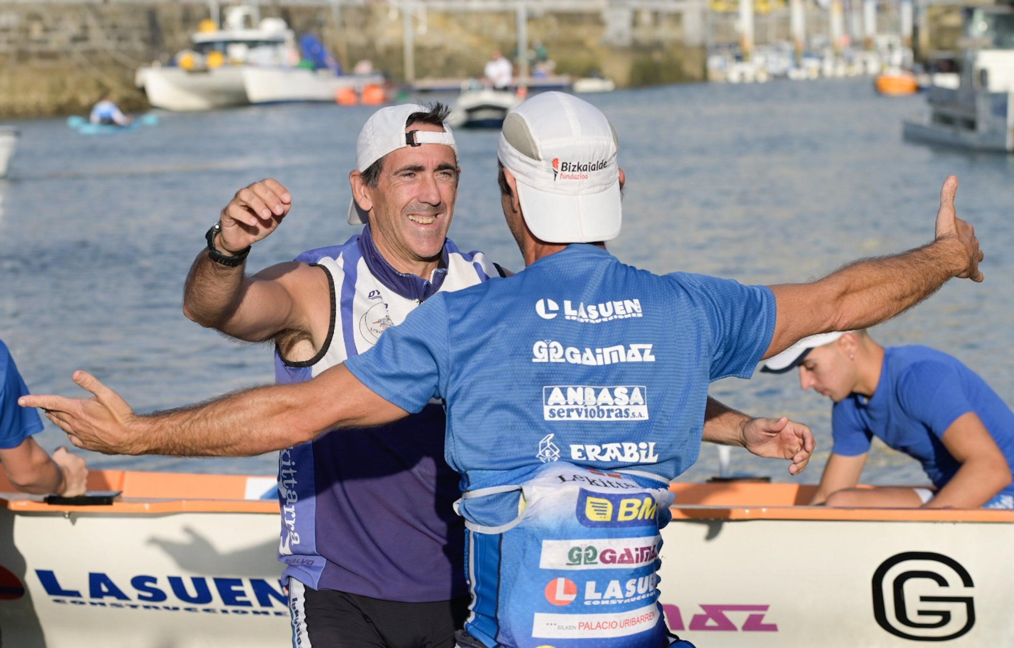 Osertz Aldai abandona emocionado la trainera la rampa del Aquarium tras obtener la clasificación. / ARNAITZ RUBIO