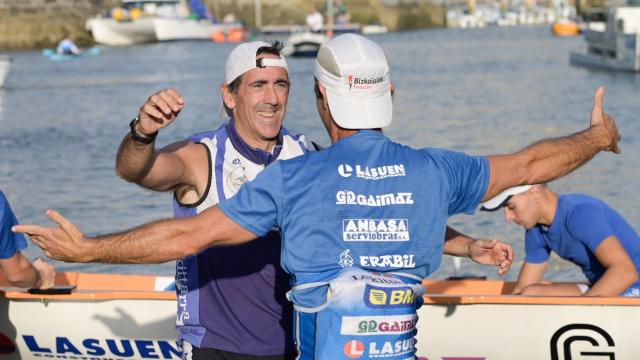 Osertz Aldai abandona emocionado la trainera la rampa del Aquarium tras obtener la clasificación. / ARNAITZ RUBIO