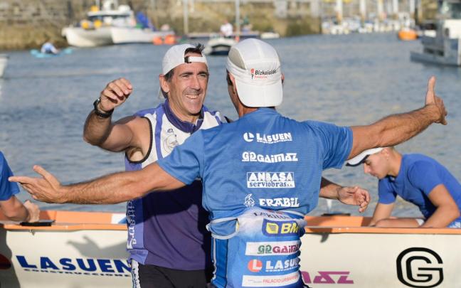 Osertz Aldai abandona emocionado la trainera la rampa del Aquarium tras obtener la clasificación. / ARNAITZ RUBIO