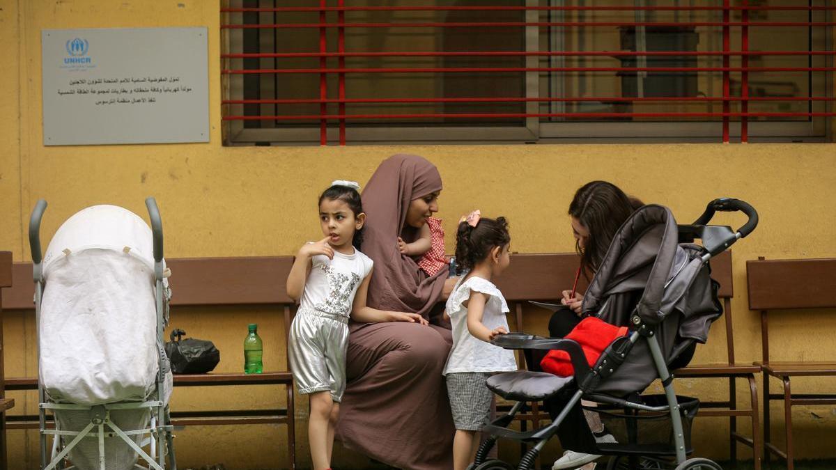 Una refugiada siria junto a sus hijas.