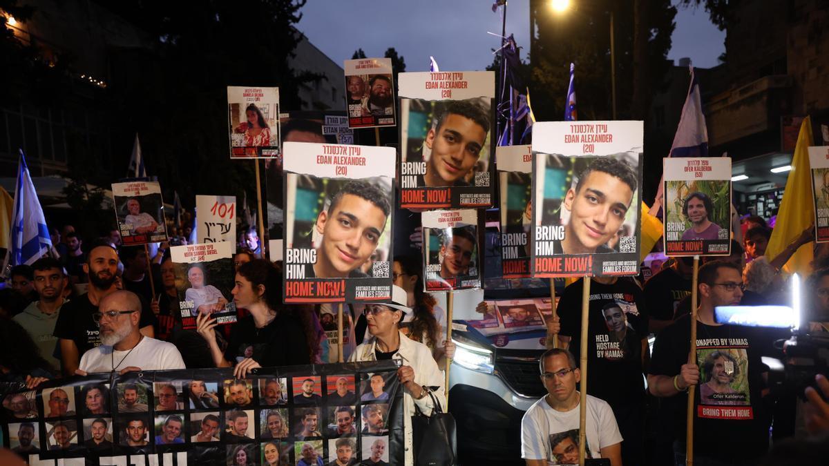 Familiares de los secuestrados hace un año se concentran frente al domicilio del primer ministro, Benjamin Netanyahu.