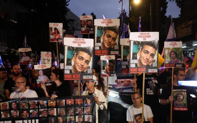 Familiares de los secuestrados hace un año se concentran frente al domicilio del primer ministro, Benjamin Netanyahu.