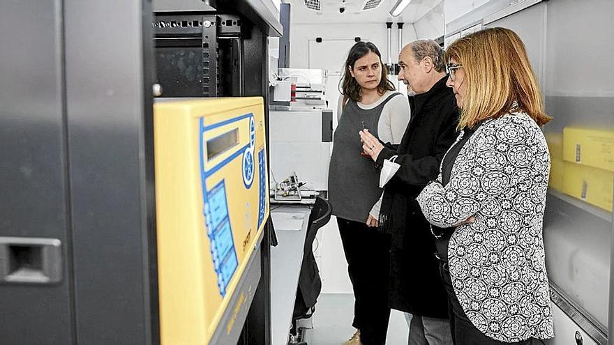 La viceconsejera de Sostenibilidad Ambiental, Amaia Barredo, con la alcaldesa, Aitziber Oliban.